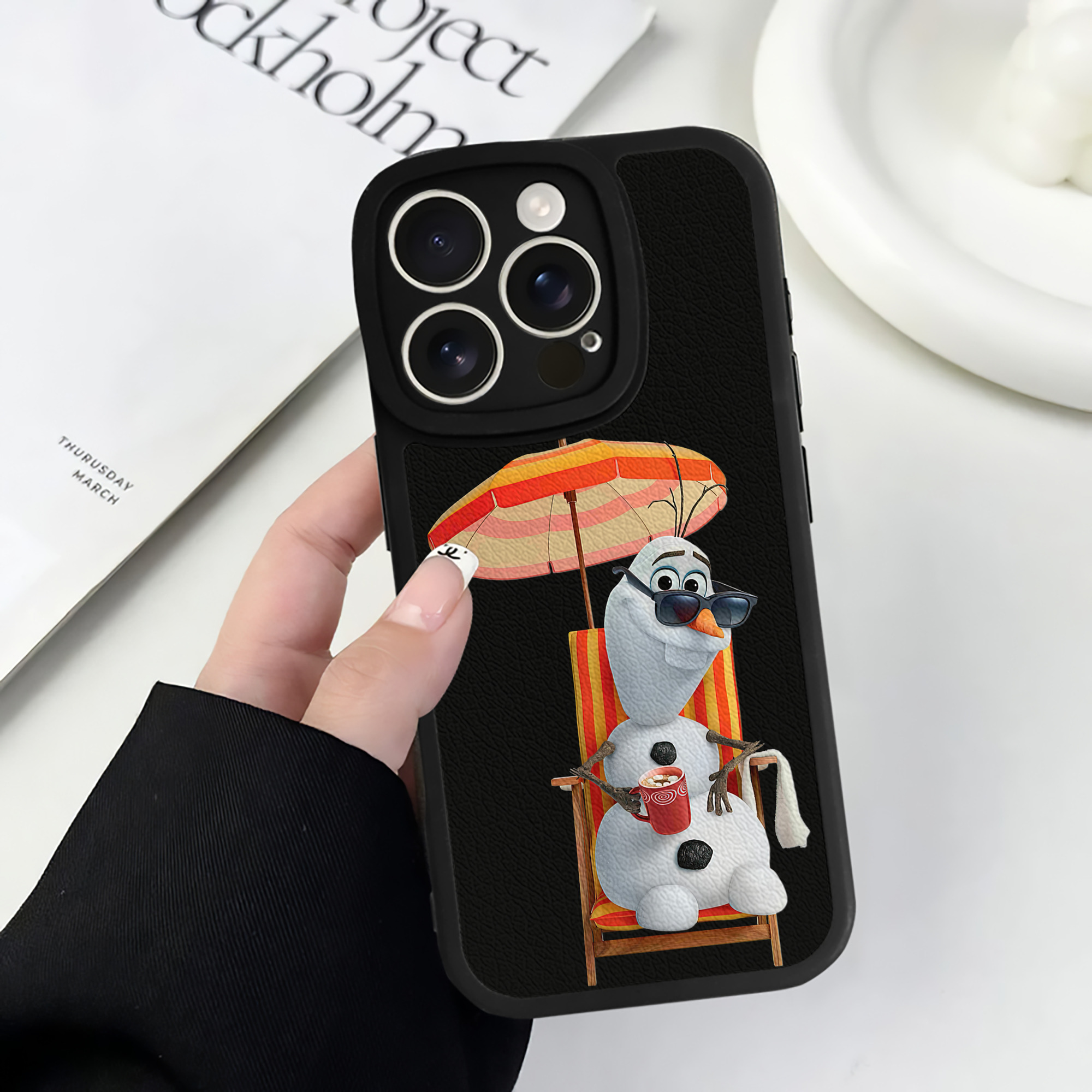 （画像用） アナと雪の女王 アンナ エルサ Frozen Anna Elsa 【iPhone 16シリーズ対応】シリコンスマホケース（レザー調） 材質：シリコン